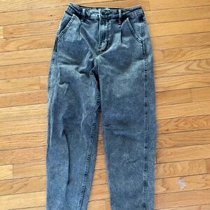 Hollister Ultra High Rise Mom Jean size 00 R, w 23, L 27
